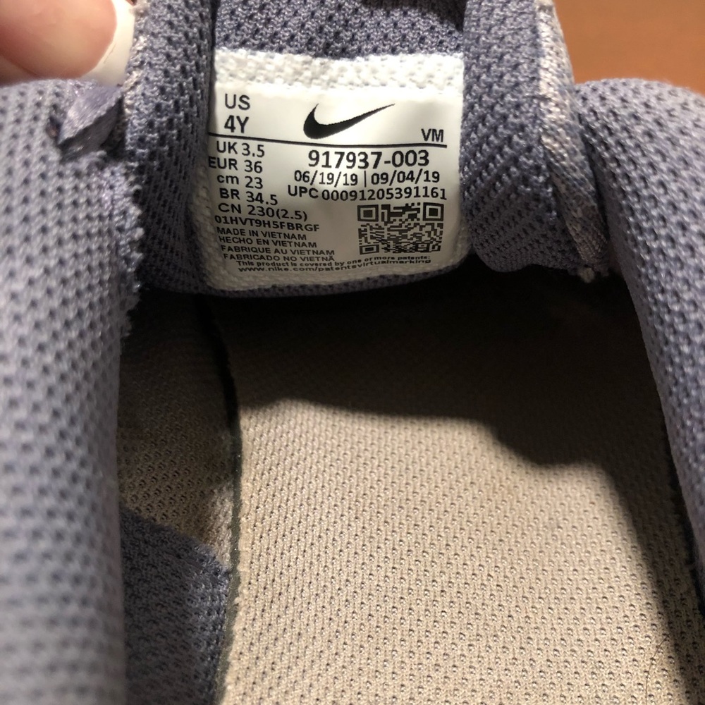 Girls Nike tennis shoes gray with pink size 4Y - Picture 4 of 4